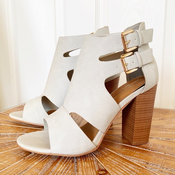 NIB Leila Stone Dove Grey Faux Suede Heels Size 10 - Picture 3 of 10